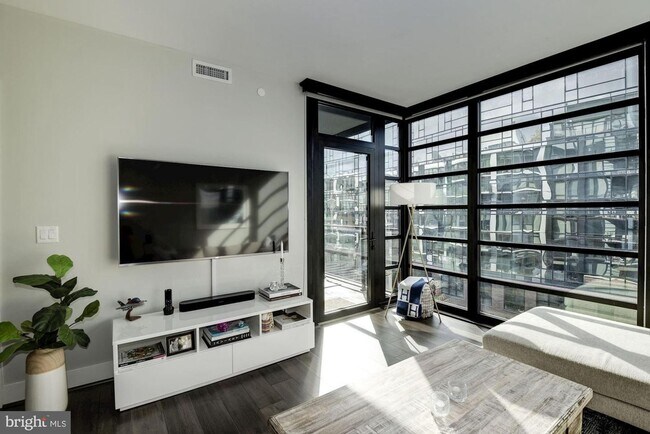 Building Photo - River-View 2BD Luxury Condo with Balcony and Parking!