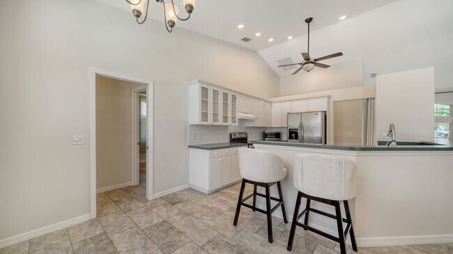 Building Photo - 4-Bedroom Home with Pool in Eastlake Commu...