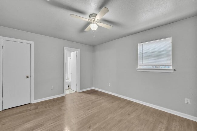 Building Photo - 901 Parmer Ave