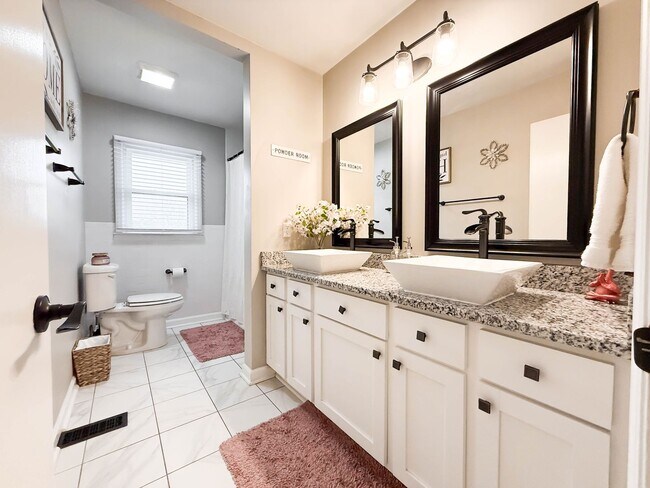 Building Photo - NO APPLICATION FEE FOR 72 HOURS! Spacious Fully-Furnished 5-Bedroom Home | Mid-Term Rental in Gre...
