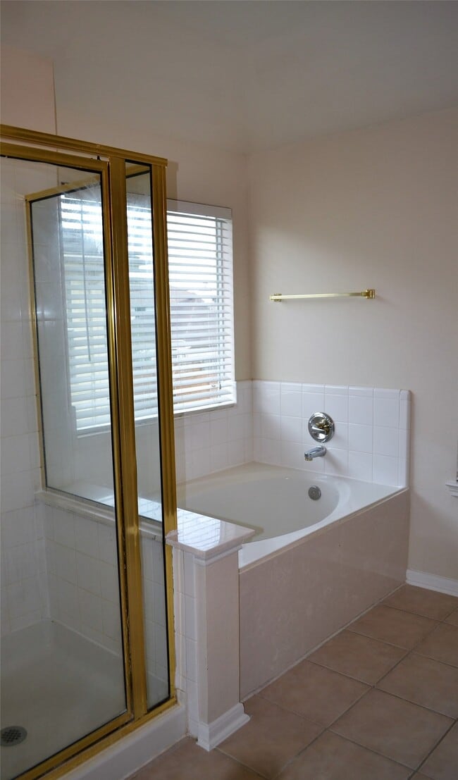 Building Photo - 5515 Gatesprings Ln