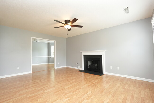 Building Photo - Charming 3-Bedroom, 2-Bathroom Home Perfec...