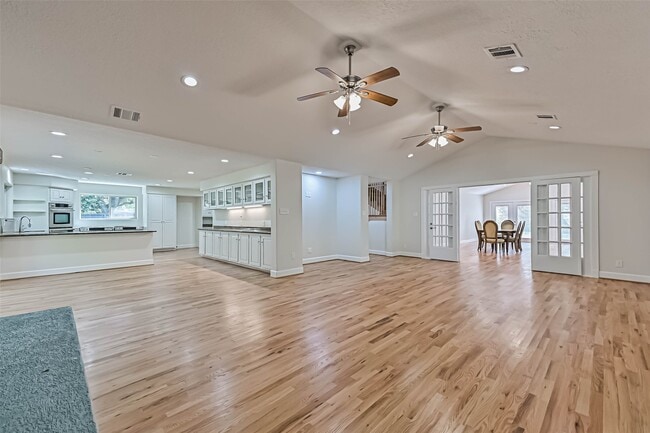 Building Photo - 1207 Thomas Dr