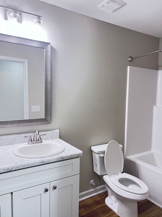 Building Photo - 631 Clary St