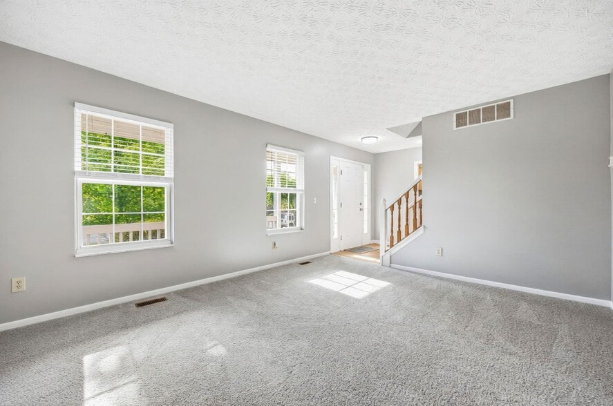 Building Photo - 3033 Jamestown Dr