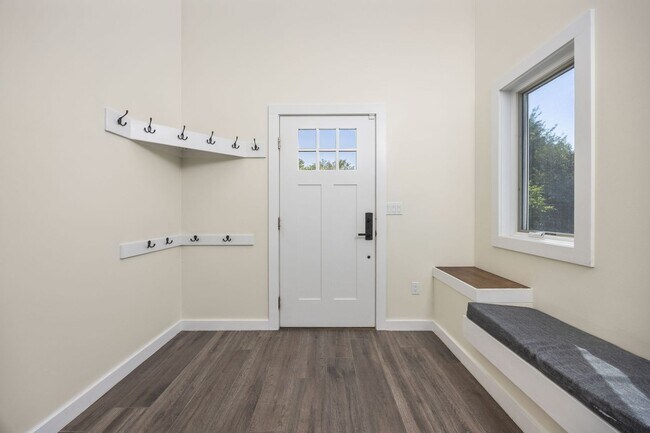 Building Photo - 5 bed 3.5 Bath Home in North Boulder W/Large Backyard, Swimming Pool & Jacuzzi!