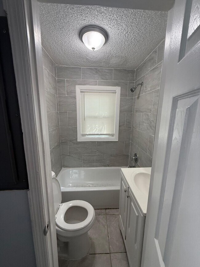 Building Photo - Fully Renovated 2/1 Single Family Available Now!