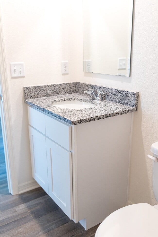 Building Photo - 721 Hillview Loop