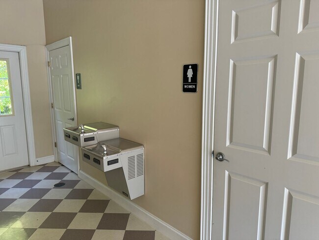 Building Photo - Short Term Rental Now Available!!