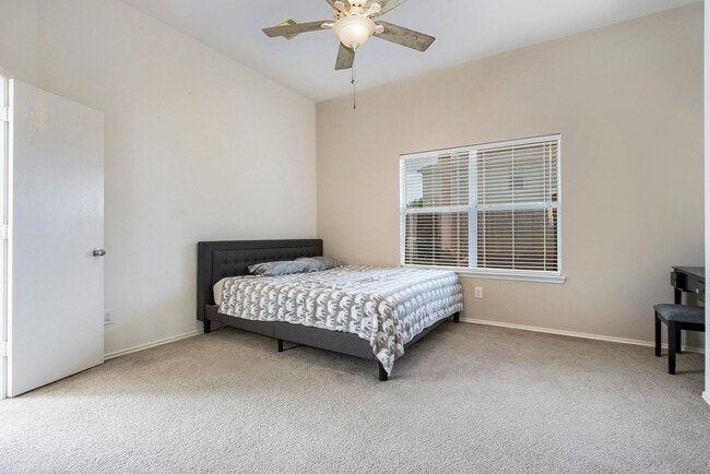 Building Photo - Gorgeous 3BR/2.5 Bath Single Family Home i...