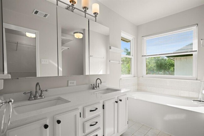 Building Photo - 17841 Park Valley Dr