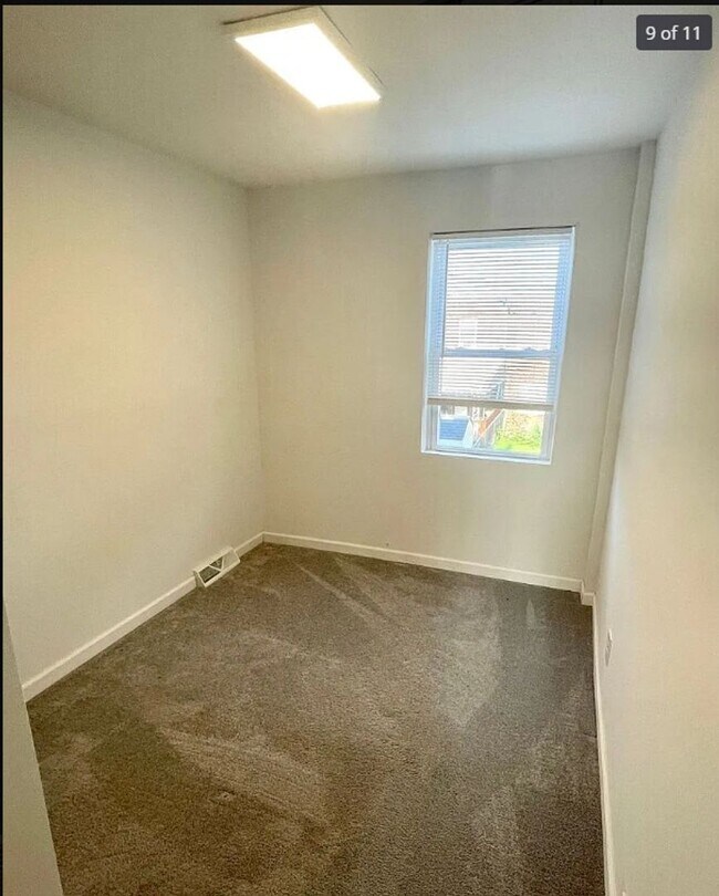 Building Photo - 3 bedroom 1 bath house available in North ...