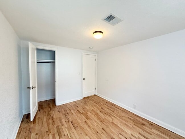 Building Photo - Move-in Ready Ranch
