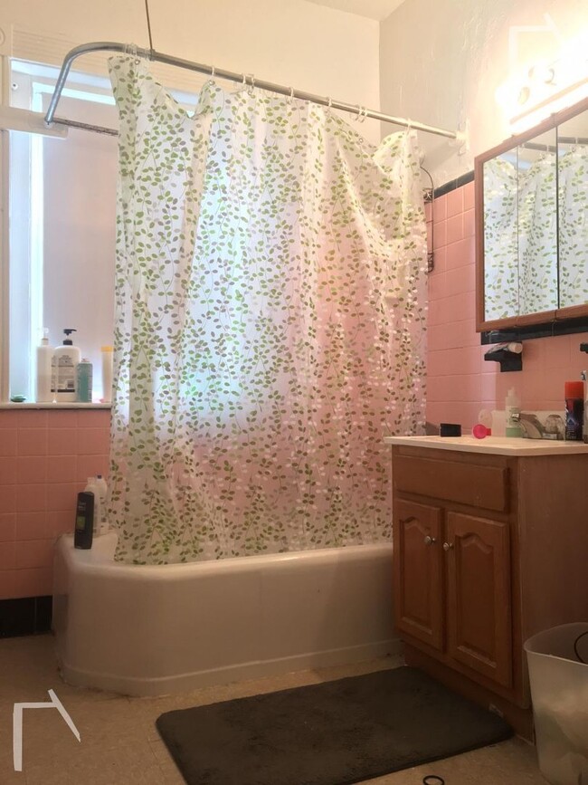 Building Photo - 2 Bedroom Split on Beacon St. No brokers F...