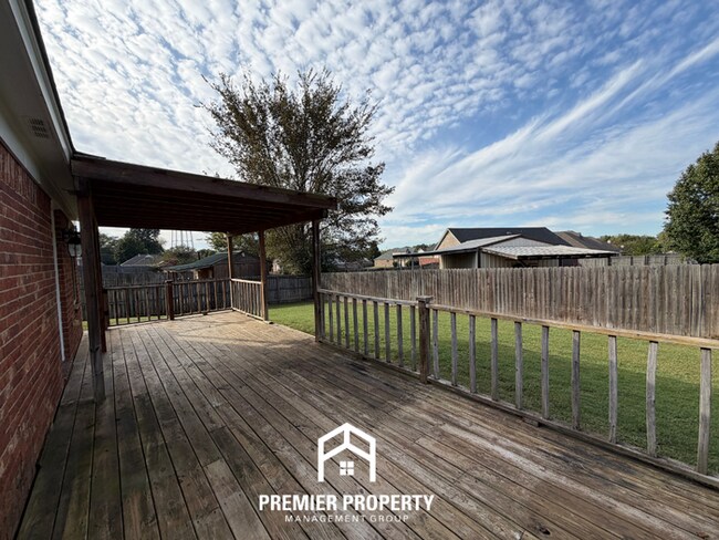 Building Photo - 270 Village Dr