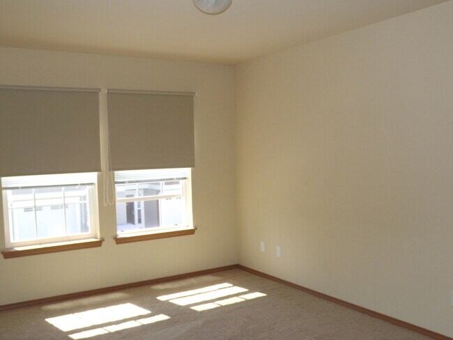 Building Photo - Spectacular 3 Bedroom Condo in "Alicia Meadows" - Puyallup!
