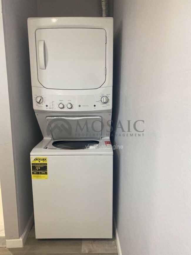 Building Photo - 257 E Oakland St