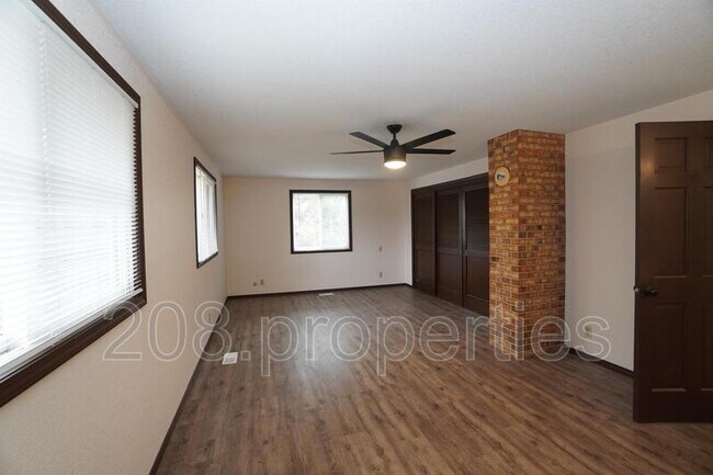 Building Photo - 3392 S Maze Ave