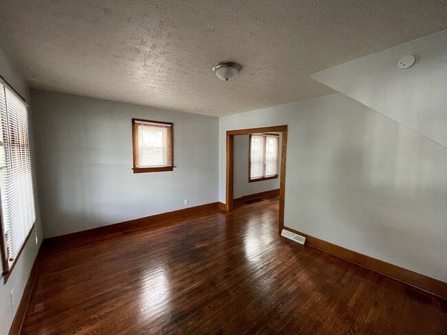 Building Photo - Two bedroom one bathroom home for rent