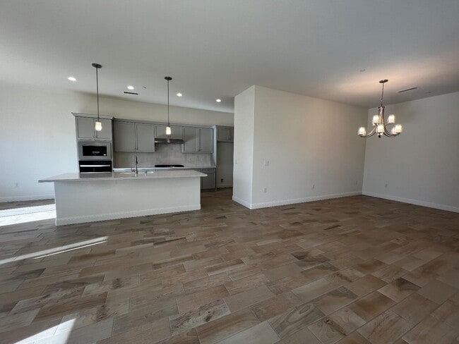 Building Photo - 2112 Daffodil St