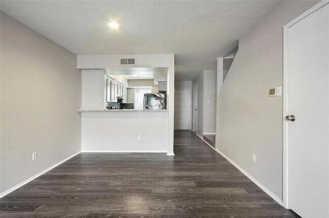 Building Photo - 8704 Victorian Village Dr