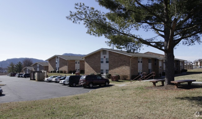 1040 Stonegate Rd - StoneCrest - StoneCrest