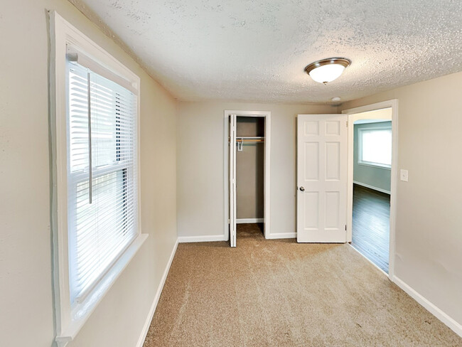 Building Photo - 14 Glenda Dr