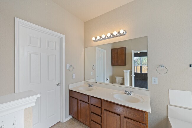 Building Photo - Spacious 4-Bed Home with Island Kitchen, Private Patio & Fenced Yard in Schertz
