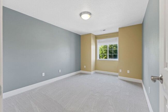 Building Photo - Month to Month Beautiful Spacious 3bed 2.5...