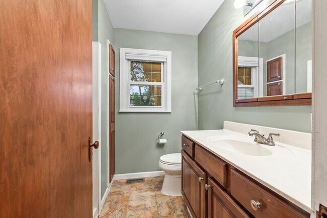 Building Photo - 304 E Schreyer Pl