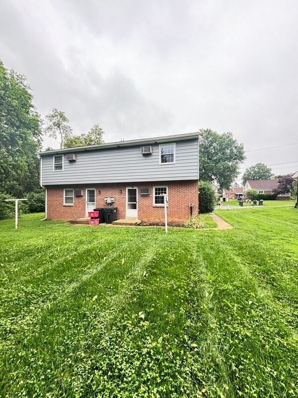 Building Photo - 136 Crestmont Ave