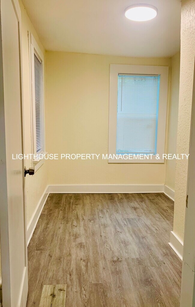 Building Photo - Fully Renovated & Cozy 3 Bed/2 Bath with F...