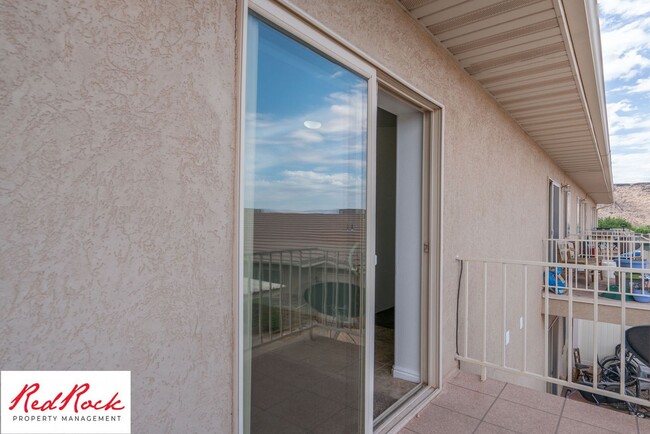 Building Photo - Spacious 3 Bedroom Townhome in Central St....