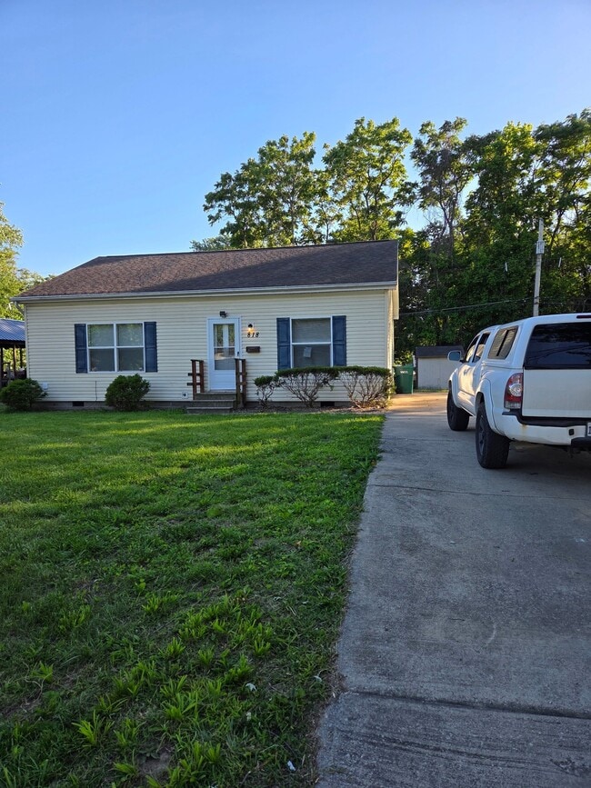 Building Photo - 818 Lasalle Dr