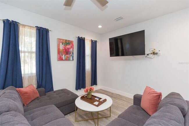 Building Photo - 2013 E Waters Ave