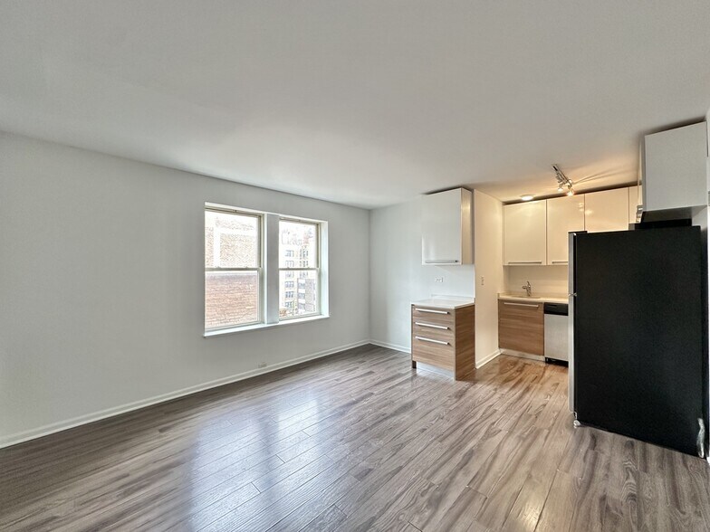 Building Photo - 925 W Carmen Ave