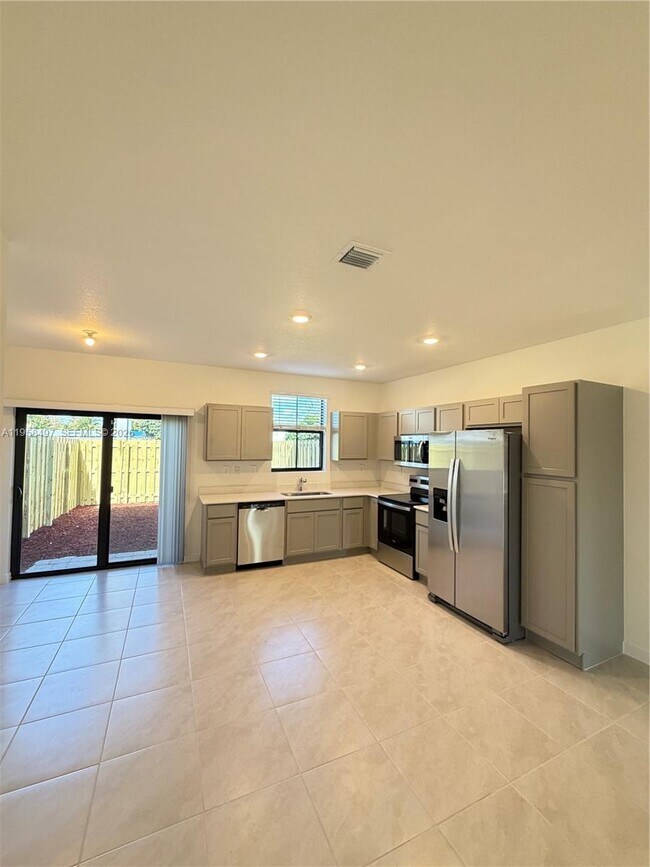 Building Photo - 323 NE 16th St