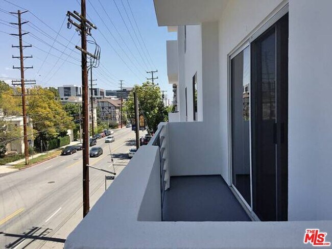 Building Photo - 301 S Swall Dr