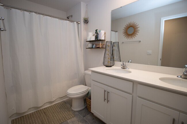 Building Photo - Stylish & Spacious Pet-Friendly Home in Bo...