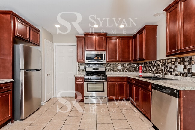 Building Photo - Come and view this 3 bedroom, 2.5 bathroom home