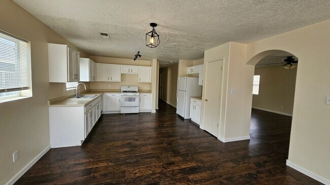Building Photo - 5 Bed 3 Bath