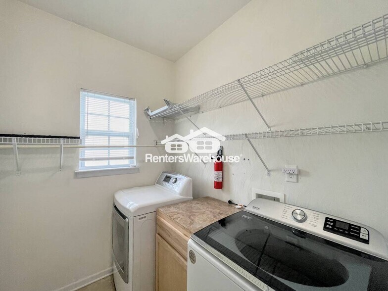 Building Photo - 1921 Spain Ln