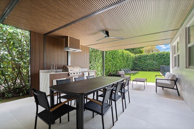 Building Photo - 634 W 47th St