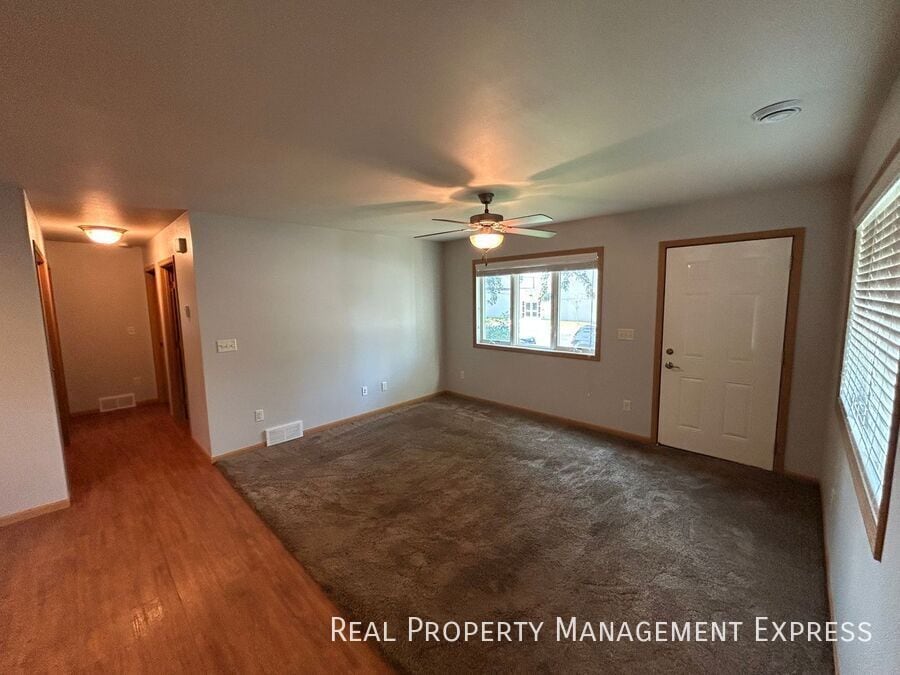 Building Photo - Charming 2-bedroom 2-bathroom home