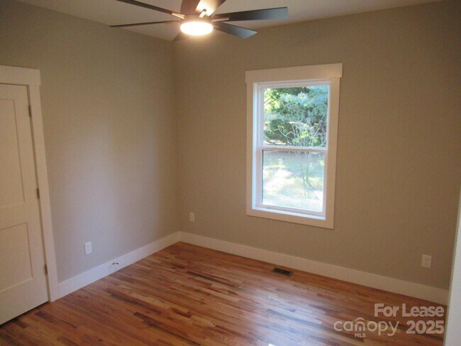 Building Photo - 2071 Gladwood Ln