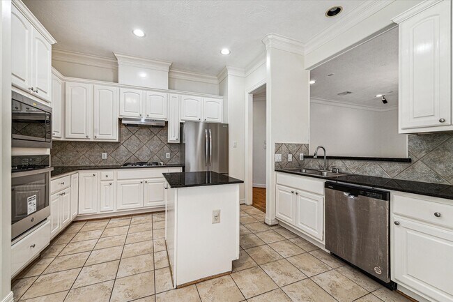 Building Photo - 2838 Briarhurst Park