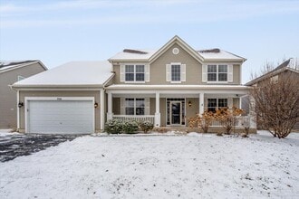 Building Photo - 706 Versailles Pkwy