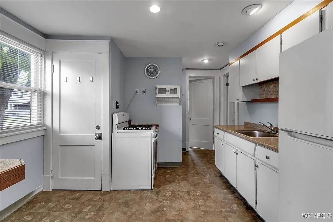 Kitchen - 90 Clover Pl