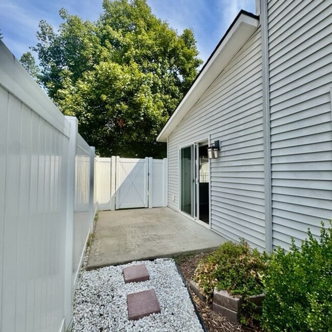 Building Photo - Modern 1 Bed, 1 Bath Ground-Floor Condo in...