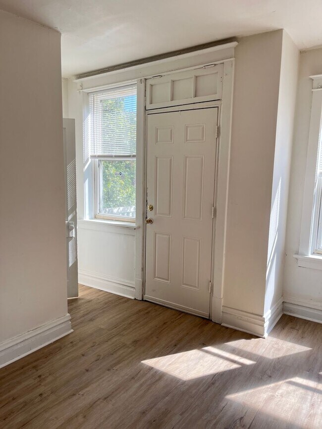 Building Photo - 1-Bedroom Apartment on 2nd Floor